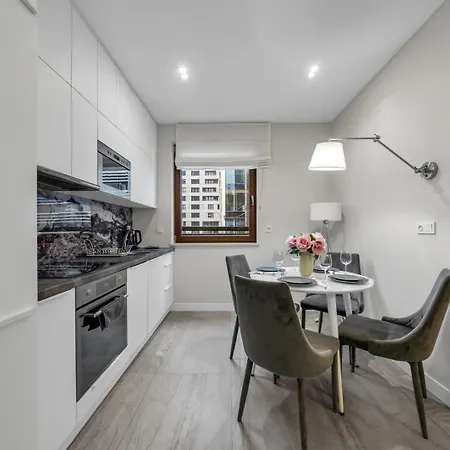 Wola - 9th Floor, Parking & Balcony - By Rentujemy Варшава