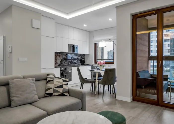 Wola - 9th Floor, Parking & Balcony - By Rentujemy شقة