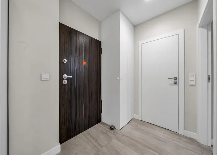 Wola - 9th Floor, Parking & Balcony - By Rentujemy شقة