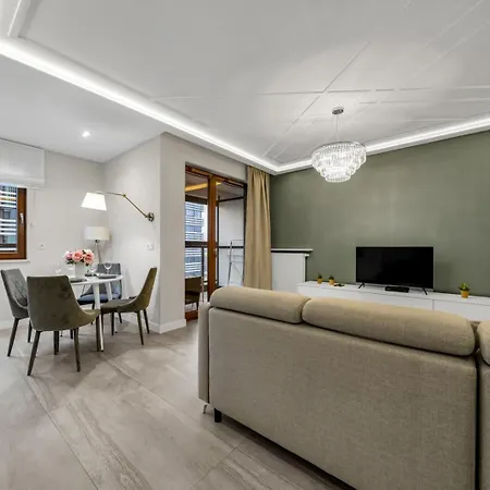 Wola - 9th Floor, Parking & Balcony - By Rentujemy 公寓
